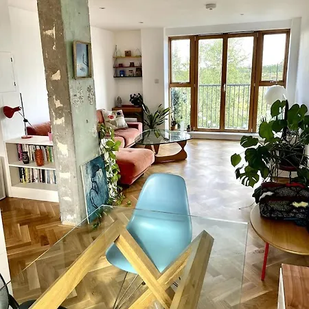 Idyllic Flat Over River Lea